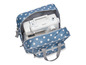 Un sac de couture bleu à pois blancs, avec une machine à coudre à l'intérieur.