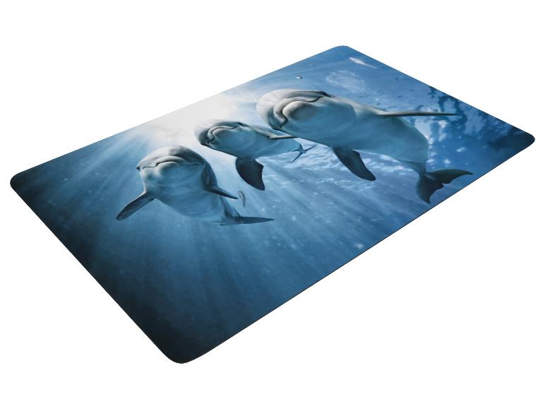 Trois dauphins nageant sous l'eau avec des rayons de soleil