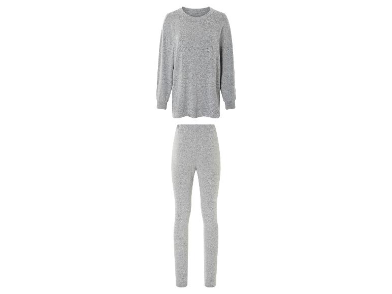 Pull-over gris et leggings pour femme.