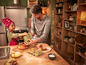 Un père et son fils cuisinent des biscuits de Noël dans la cuisine.