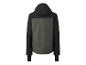 Veste verte avec capuche et manches noires.