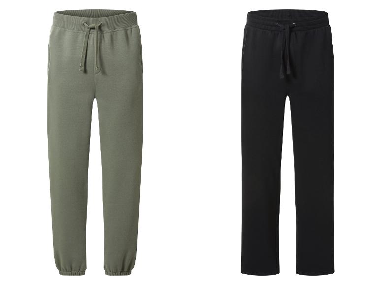 Deux pantalons de survêtement, un vert olive avec poignets élastiques et un noir avec poignets droits