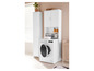 Une machine à laver blanche avec une armoire haute et une armoire à côté