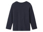 Un t-shirt à manches longues bleu foncé.