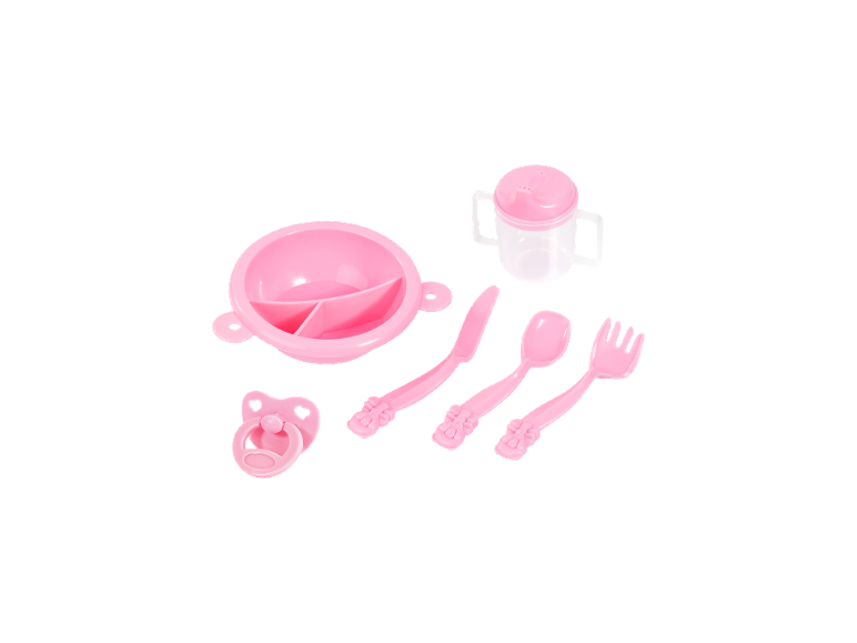 Service de table rose pour poupée avec bol, tasse, couverts et sucette.