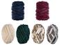 Six pelotes de laine épaisse de différentes couleurs.