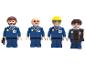 Quatre figurines d'employés Lidl en uniformes bleus, tenant divers objets.
