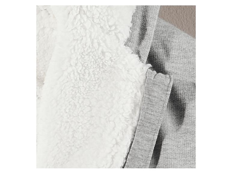 Un sweat-shirt gris à capuche avec une doublure en polaire blanche.