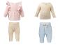 Ensembles de vêtements pour bébé : haut rose à volants, haut côtelé beige, leggings beiges et short bleu clair.
