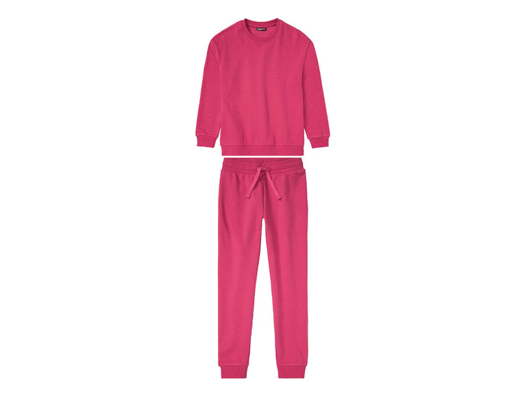 Un survêtement rose avec un sweat-shirt et un pantalon de survêtement.