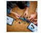 Des enfants construisent un modèle de voiture de course LEGO Mercedes-AMG Petronas Formula One™ Team à l'aide de tablettes.