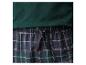 Pantalon de pyjama à carreaux avec un t-shirt vert.