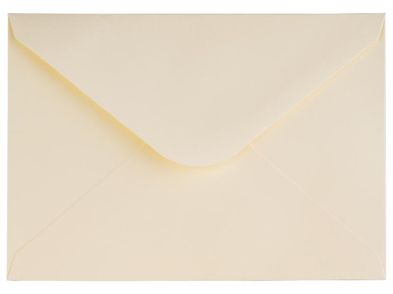 Enveloppe fermée de couleur crème sur fond blanc