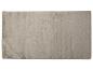 Un tapis rectangulaire en fausse fourrure gris clair avec une texture douce et hirsute.