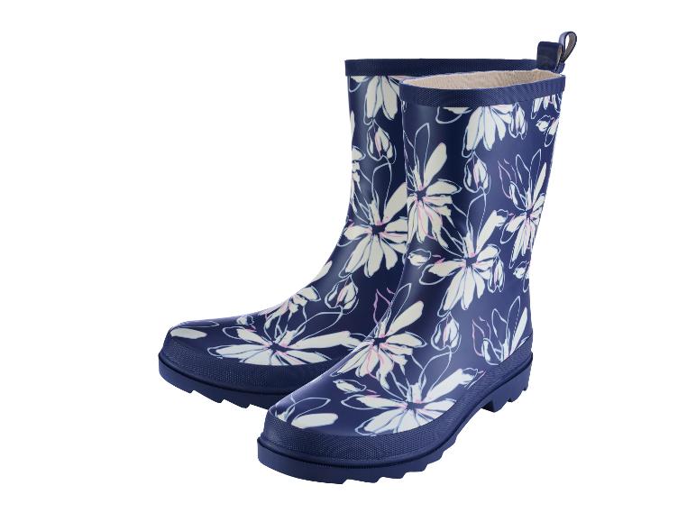 Deux paires de bottes de pluie bleues avec un imprimé floral blanc.