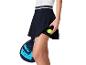 Raquette de padel, balle et jupe de tennis : équipement sportif féminin.