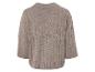 Un pull en maille beige à manches longues.