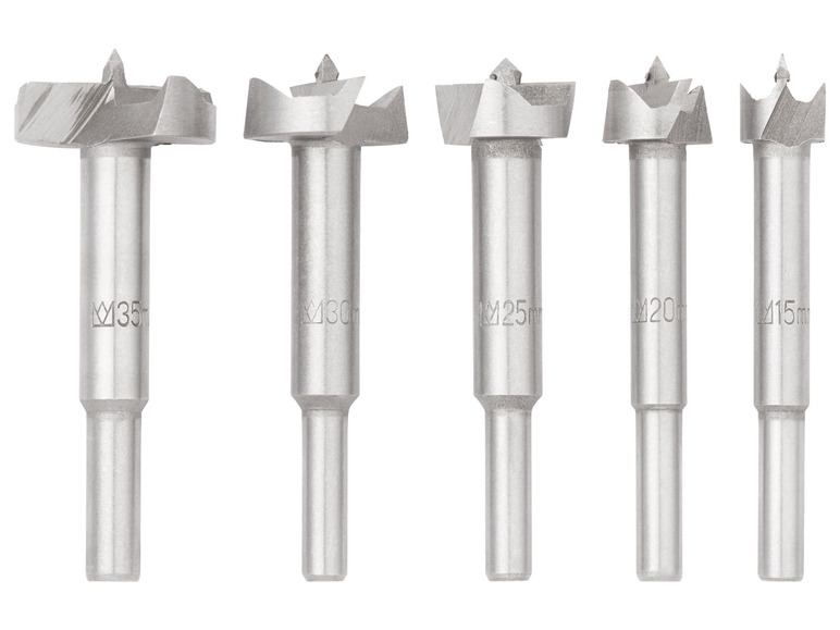 Cinq forets à bois de différentes tailles.