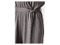 Gros plan sur une combinaison grise avec ceinture à la taille.