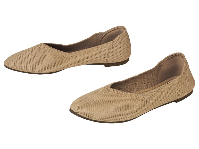 Une paire de ballerines beige en tissu tricoté.