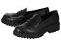 Paire de mocassins noirs en cuir avec semelle épaisse et crantée.