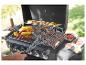 Barbecue à gaz avec burgers, épis de maïs, légumes et pains, préparés en extérieur.