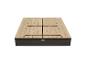 Bac à sable en bois avec base marron foncé et couvercle en bois clair convertible en bancs.