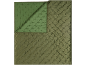 Une couverture matelassée verte, pliée pour montrer un dessous vert plus clair.