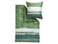Parure de lit verte avec motif et taies d'oreiller assorties.