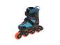 Roller en ligne bleu et noir avec des roues oranges.