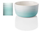 Un bol Le Creuset turquoise et blanc.