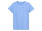 Un t-shirt bleu clair à manches courtes.
