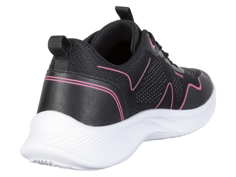 Des baskets noires avec des accents roses.