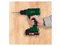 Une perceuse-visseuse Parkside X20V Team utilisée pour percer du bois.