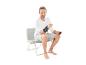 Un homme détendu est assis sur une chaise en utilisant un appareil médical pour le poignet.