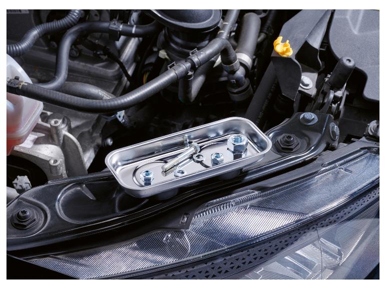 Bac magnétique à vis dans le compartiment moteur de la voiture