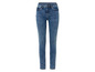 Un jean bleu skinny.