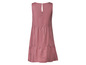 Une robe rose à la coupe ample et au col rond.