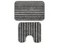 Deux tapis de bain gris rayés, un rectangulaire et un en forme de U pour les toilettes.