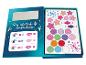 Un coffret de maquillage avec des ombres à paupières, du rouge à lèvres et des accessoires dans une boîte bleue sur le thème des contes de fées.