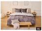Parure de lit en satin de microfibres LIVARNO home dans une chambre chaleureuse. [image générée par l'IA]