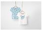 Deux t-shirts pour enfants avec un motif de nœuds, un bleu clair et un blanc.