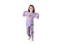 Fille souriante en pyjama rayé violet avec un imprimé 'Happy Meoween'.