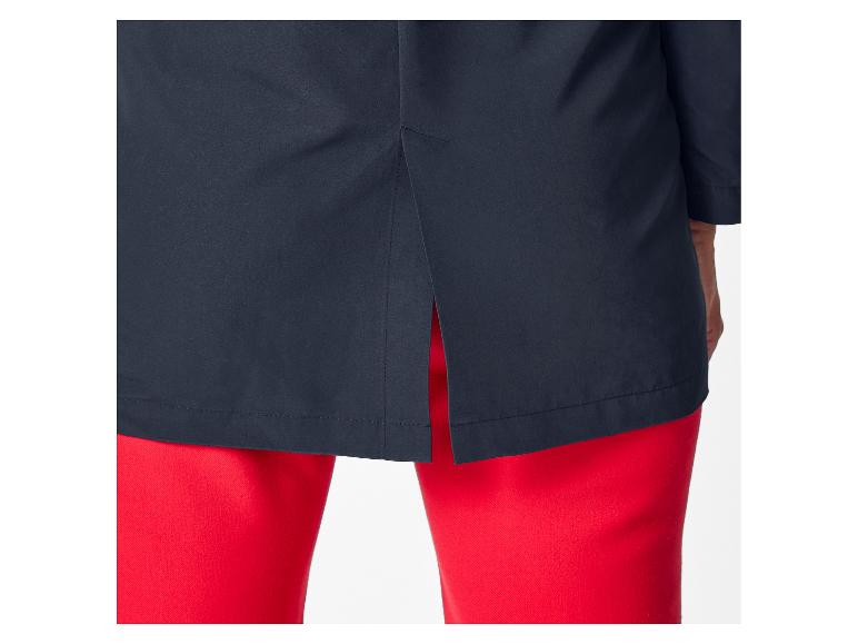 Tunique bleu foncé avec fente arrière, portée sur un pantalon rouge.