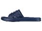 Des tongs bleues texturées