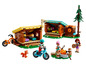 Ensemble de camping LEGO Friends avec deux cabanes, des vélos et des figurines.