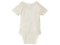 Un body blanc à manches courtes pour bébé.