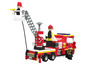 Un camion de pompiers rouge avec une échelle extensible et trois pompiers.