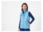 Une femme portant un gilet matelassé bleu