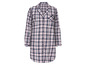 Une chemise de nuit à carreaux rose et bleu.